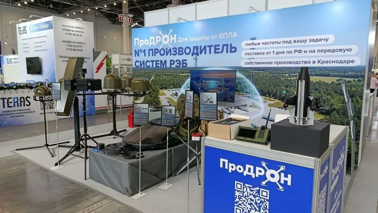 Стенд ПроДрон на выставке ДРОН ЭКСПО 2026 — витрина с линейкой комплексов РЭБ и баннер «№1 производитель систем РЭБ»