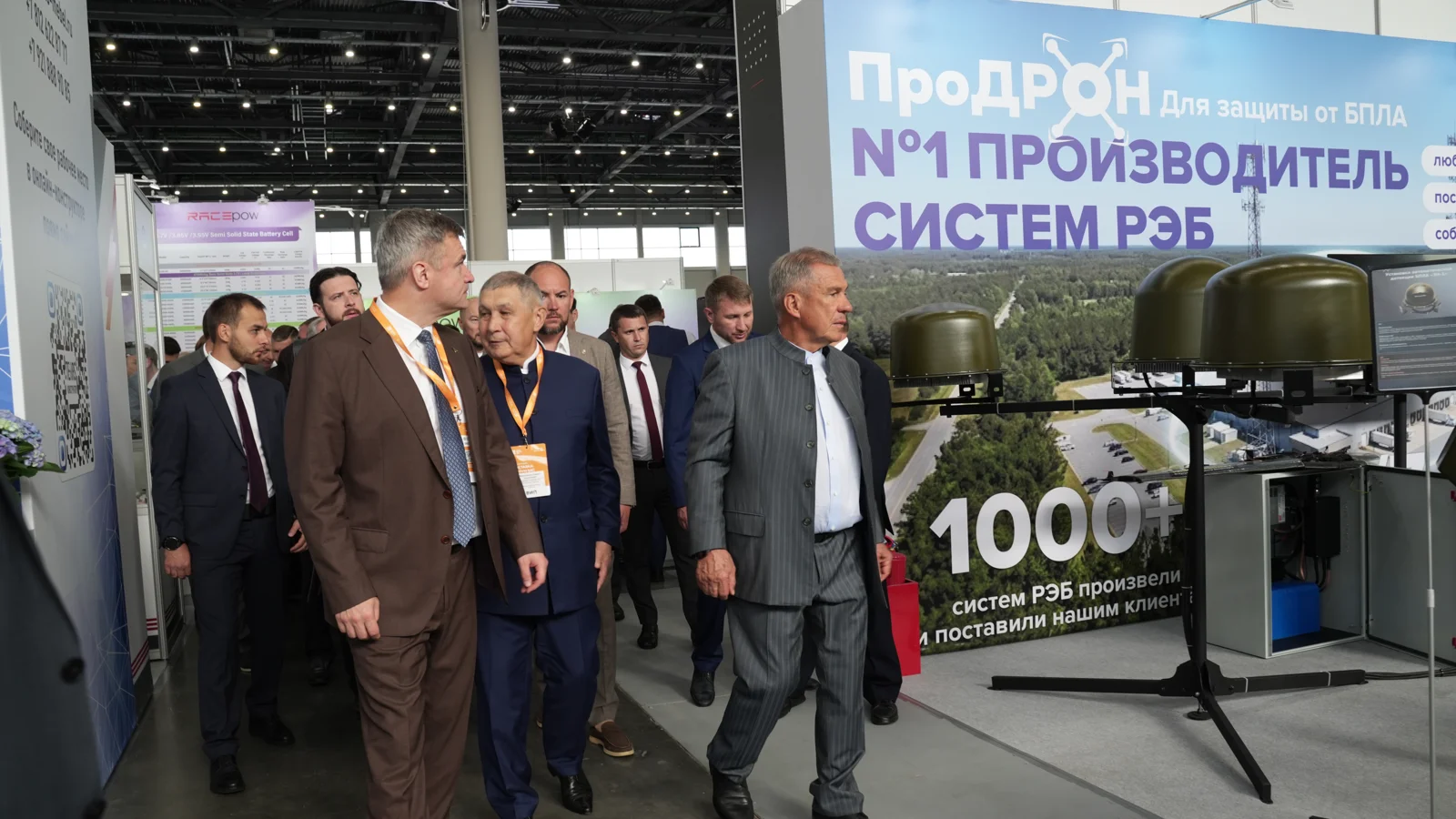 Делегация осматривает стенд ПроДрон на выставке ДРОН ЭКСПО 2026